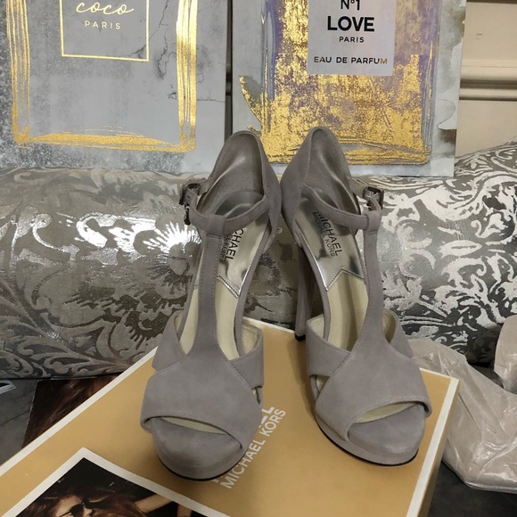 New in Box Michael Kors Pumps Grey 8.5 - Picture 4 of 8